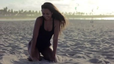 Kumla oynayan ve gülümseyen kadın