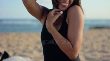 Plaj gülüyor oturan kadın