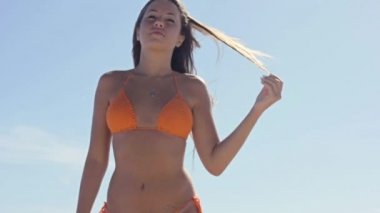 Kadın bikini beach adlı poz