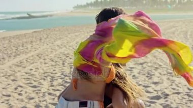 Kız kardeşi bir kadın piggy geri yolculuk