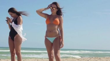 Dışarı asılı Beach adlı ikiz kardeşler