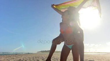 Kadın veren arkadaş piggy geri yolculuk