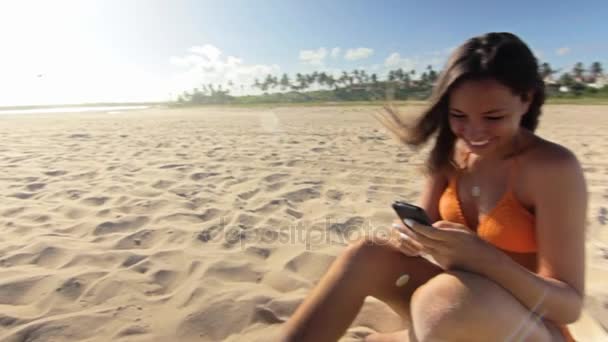 Girl convinced by friend to stop texting — Stock Video