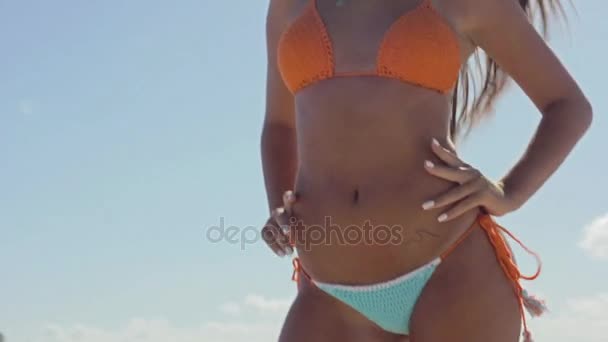Женщина в бикини позирует на пляже — стоковое видео