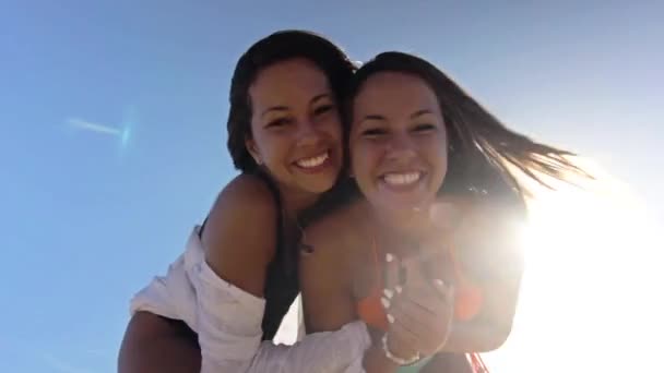Hermanas gemelas sonriendo a la cámara y abrazándose — Vídeo de stock