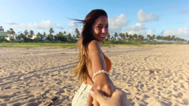 Chica líder hombre a través de la playa — Vídeos de Stock