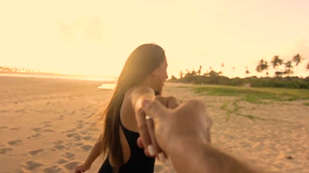 Chica líder hombre a través de la playa — Vídeos de Stock