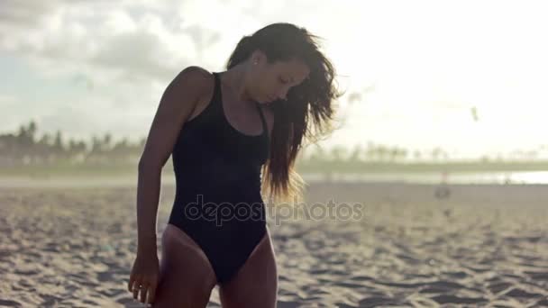 Mulher sentada na praia — Vídeo de Stock