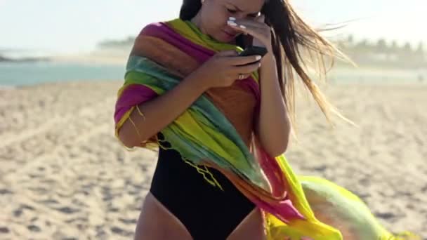 Donna in spiaggia con smartphone — Video Stock