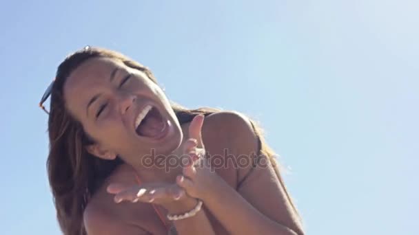 Жінка в бікіні позує на пляжі — стокове відео