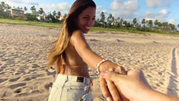 Chica líder hombre a través de la playa — Vídeo de stock