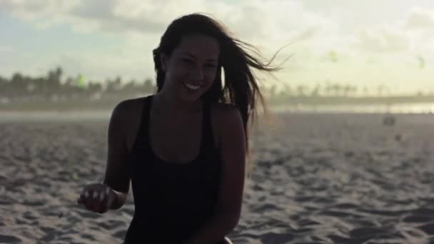 Женщина играет с песком и улыбается — стоковое видео