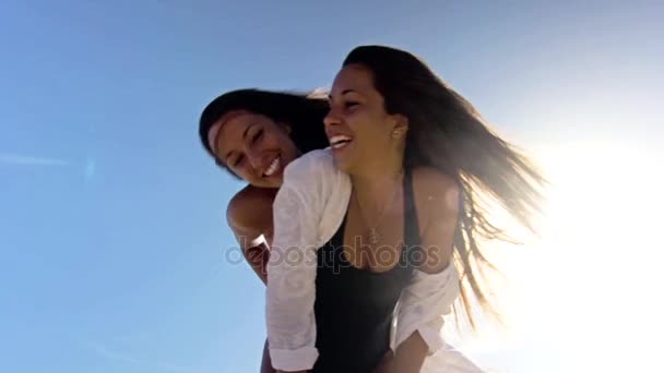 Zwillingsschwestern lächeln in die Kamera und umarmen sich — Stockvideo