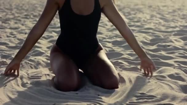 Frau spielt mit Sand und lächelt — Stockvideo