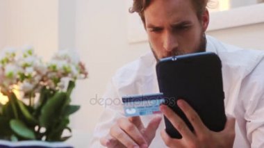 Kredi kartıyla alışveriş yapan adam.