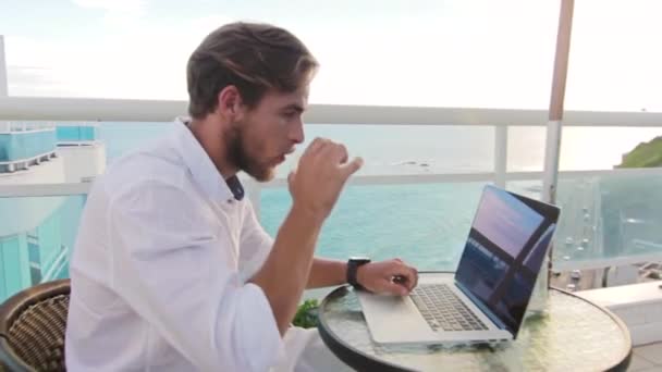 Zakenman werkt aan laptop in café — Stockvideo