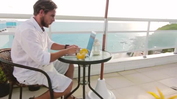 Businessman working on laptop in cafe — Stock Video