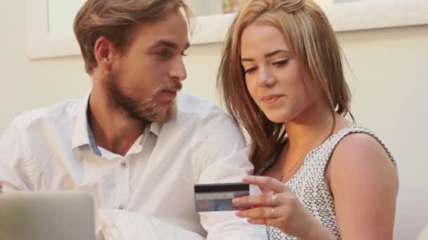 Пара покупок онлайн вместе — стоковое видео