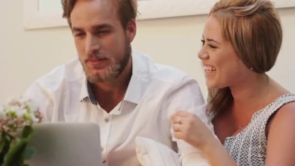 Casal compras on-line juntos — Vídeo de Stock