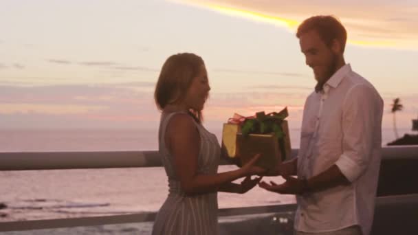 Молода пара обмінюється подарунками на балконі — стокове відео
