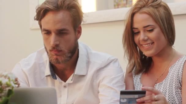 Paar kauft gemeinsam online ein — Stockvideo