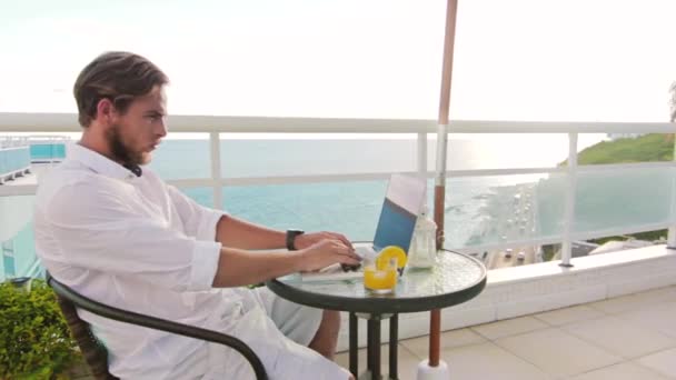 Бизнесмен, работающий над ноутбуком в кафе — стоковое видео