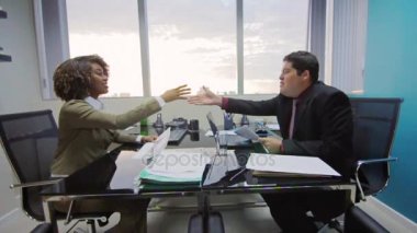 İş yöneticileri ortakları tokalaşırken