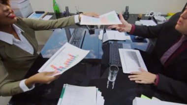 İş yöneticileri ortakları tokalaşırken