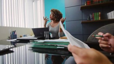 Mutlu bir iş kadını bir toplantıda 