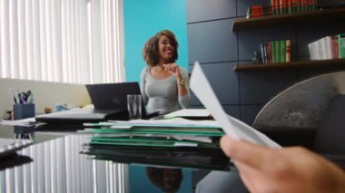 Mutlu bir iş kadını bir toplantıda 