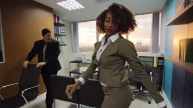 İş ortakları erkek ve kadın dans 