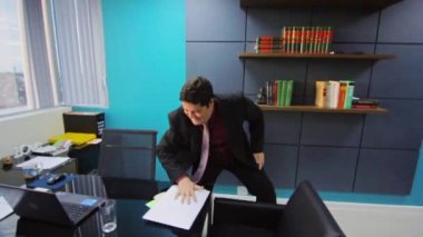 Executive işadamı dans kutluyor