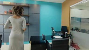 İş kadını ofiste gelen