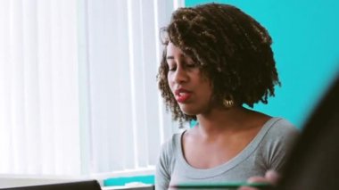 Kendine güvenen kadın iş karşılaşma içinde tartışıyor