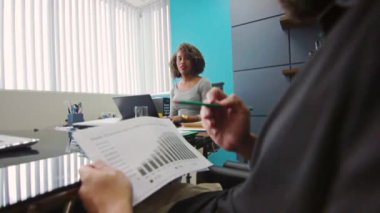 Güzel kadın patron bir iş toplantı