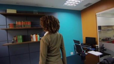 Yönetici kadın ofiste gelen