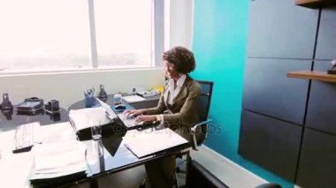 Dizüstü bilgisayar kullanan bir kadın