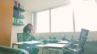 Umutsuz genç iş kadını 