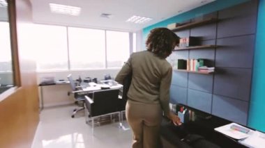  İş kadını ofiste gelen