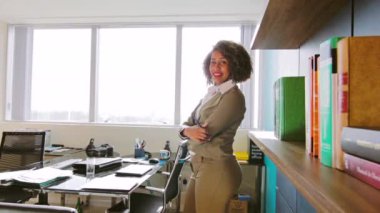 İş kadını ofiste ayakta 