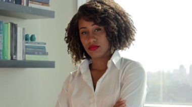 Gülümseyen iş ekonomi girişimci kadın