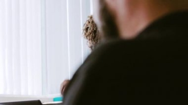 Kendine güvenen kadın iş karşılaşma içinde tartışıyor