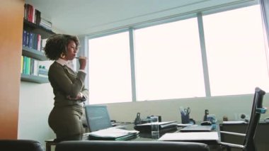 İş kadını ofiste ayakta