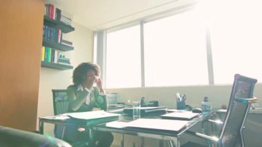 Umutsuz genç iş kadını