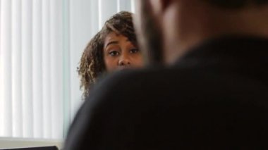  Gülümseyen iş kadını etkileşen