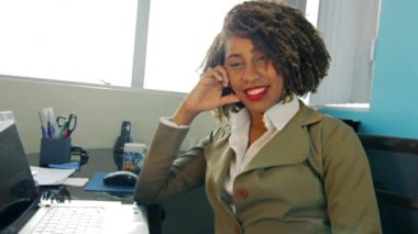 Güzel bir iş kadınının portresi.