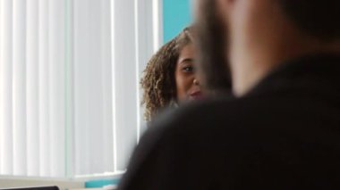  Gülümseyen iş kadını etkileşen