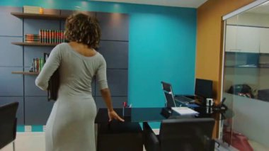  İş kadını ofiste gelen