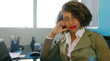 Güzel bir iş kadınının portresi.