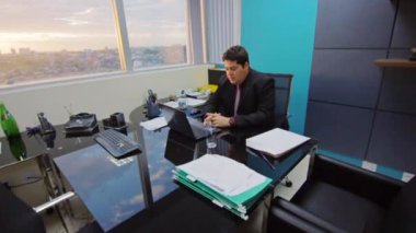 Ofiste oturan işadamı iflas